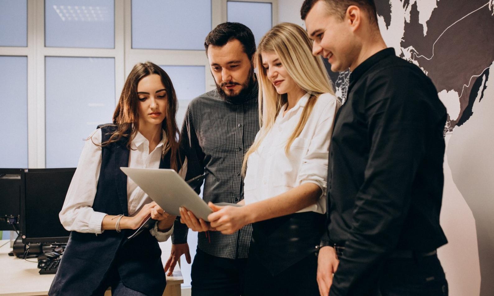 Session de formation en analyse financière avec des participants travaillant sur des documents comptables